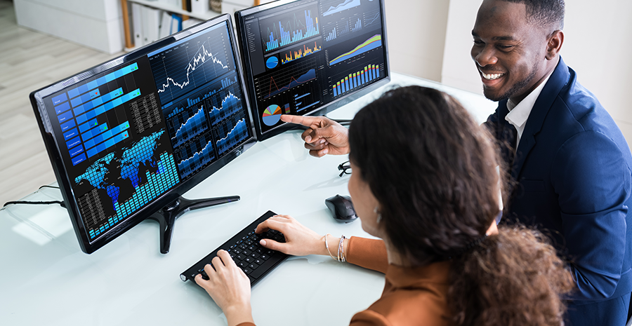 Pessoas avaliando uma análise de dados no computador
